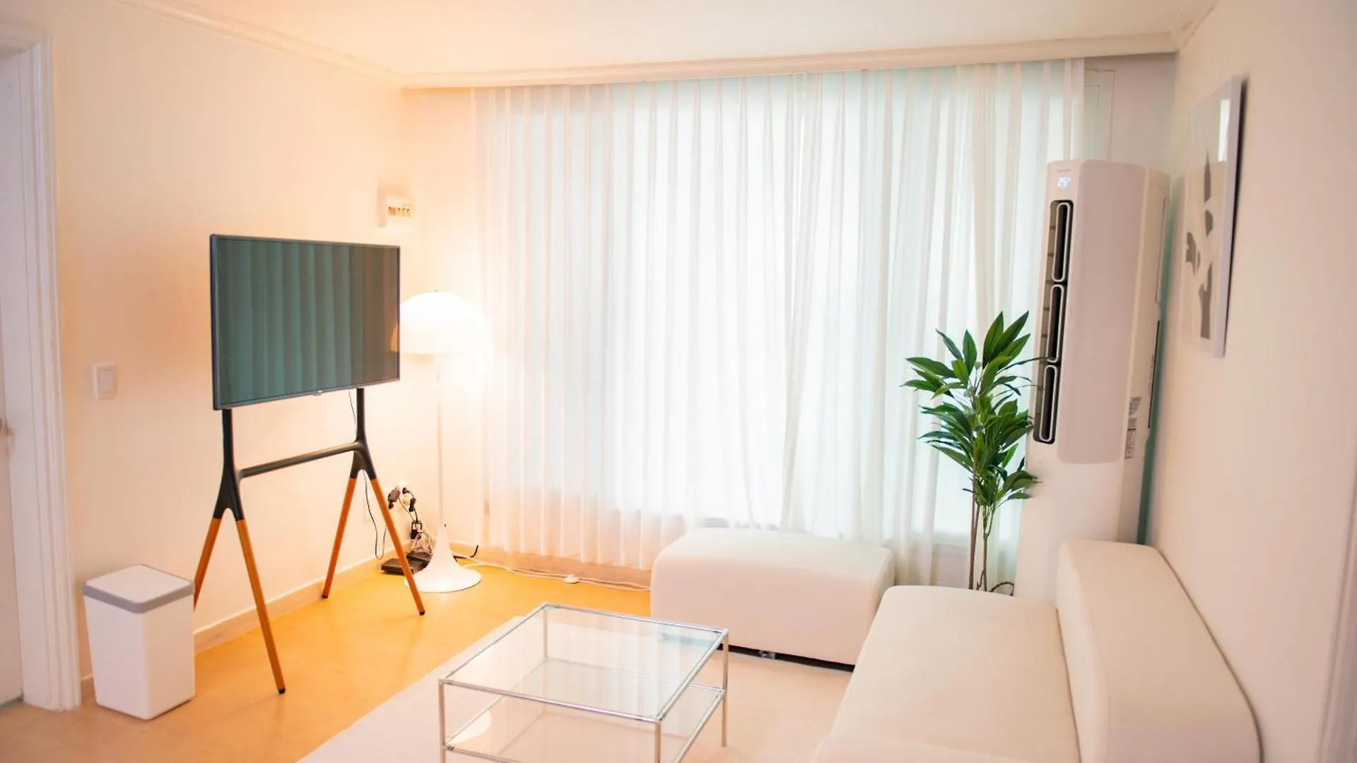 Villa New Open Sale Haebangchon Stay Itaewon Myeongdong Hongdae Insadong Gyeongbokgung Palace Seoul